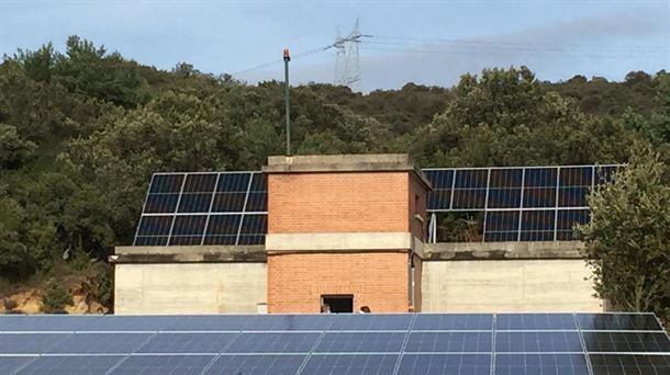 Las placas solares están colocadas en el depósito de aguas y en el aparcamiento de Lasierra.