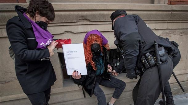 Varias mujeres se encadenaron en la fachada del Parlamento de Navarra el 8 de marzo