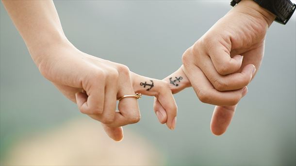Una pareja agarrada de la mano. 
