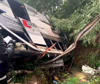 Al menos 27 fallecidos al caer un autobús por un barranco en Indonesia