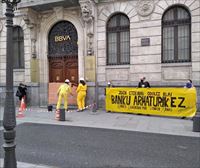 Antimilitaristas tapian la puerta de la sede del BBVA en Bilbao