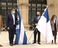 La Real Sociedad y el Ayuntamiento de Donostia intercambian banderas