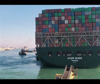 Consiguen liberar el buque que bloqueaba el Canal de Suez 