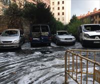 Arden cinco vehículos en un incendio en Santutxu