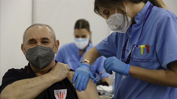 Un hombre recibe una dosis de la vacuna contra la covid-19. Foto de archivo: EFE