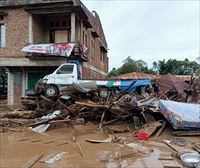 128ra igo dira Indonesiako euri-jasen eta uholdeen ondorioz hildakoak