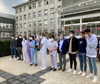 La Real Sociedad ofrenda la Copa del Rey a los sanitarios en el Hospital Donostia
