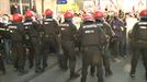 Cargas policiales durante la protesta de los trabajadores de Tubacex ante el Parlamento