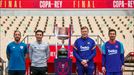 Capitanes y entrenadores de Athletic y Barça posan con la Copa