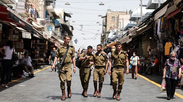 Soldados israelíes sin mascarilla en el mercado Mahane Yehuda de Jerusalén. Foto: EFE