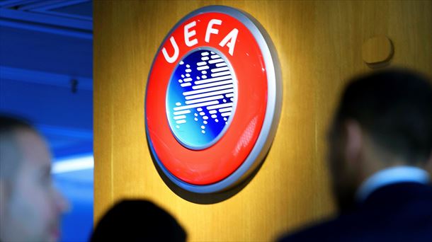 Logotipo de la UEFA en su sede de Nyon.