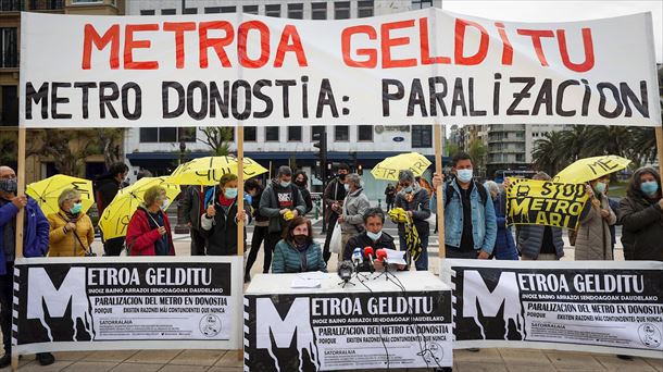 Satorralaia presenta el manifiesto para exigir la paralización del Metro.