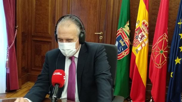 El alcalde de Pamplona, Enrique Maya, da explicaciones en una entrevista en Radio Euskadi