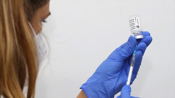 Una profesional sanitaria prepara una vacuna contra la covid-19. Foto de archivo: EFE