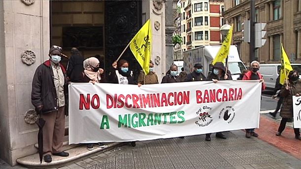 Protesta frente al BBVA de Bilbao. Imagen obtenida de un vídeo de ETB.