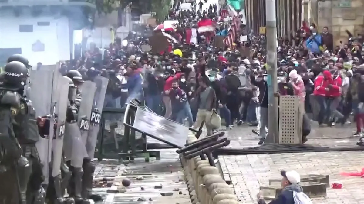 Vídeo: Protestas en Colombia contra la reforma fiscal presentada por el  Gobierno