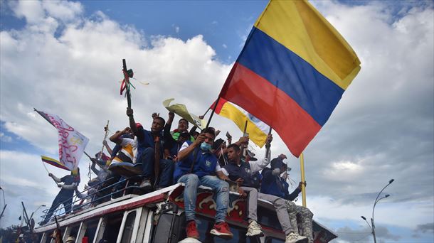 Indígenas procedentes del departamento del Cauca protestan en Cali (Colombia). Foto: EFE