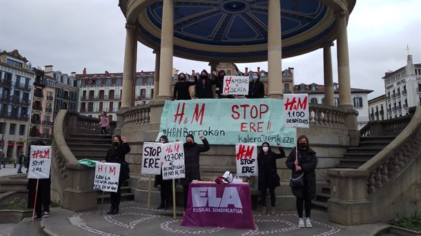 Protesta de empleadas de H&M en la Plaza del Castillo de Pamplona. 