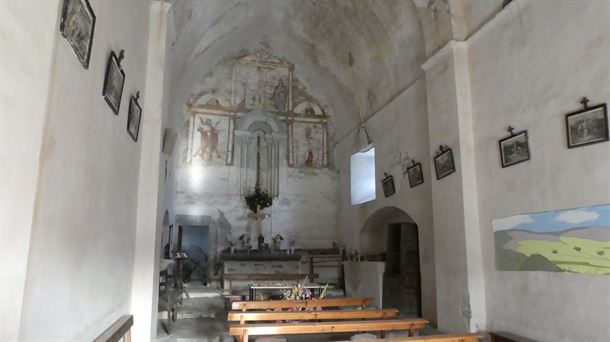 En el presbiterio de este templo de Kuartango destaca el retablo pintado fingido del s. XVI. AM