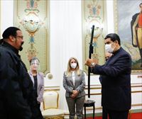 El actor Steven Seagal regala una espada de samurái a Nicolás Maduro
