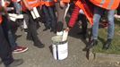 Trabajadores de PCB queman sus cartas de despido