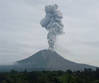Continúa la actividad del volcán indonesio Sinabung