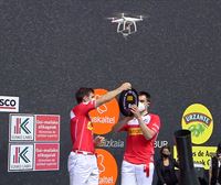 Los ganadores de la final reciben sus 'txapelas' por medio de un dron