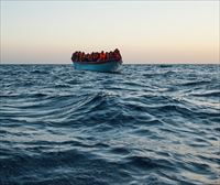 Rescatan a cerca de 330 migrantes en el mar Mediterráneo durante el fin de semana