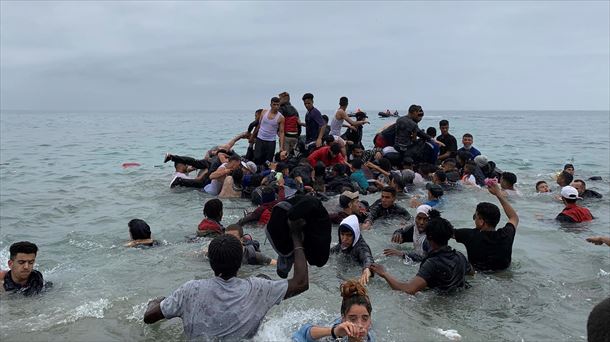 Migrantes tratan de llegar a Ceuta en mayo. Foto de archivo: EFE.