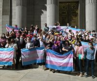 La abstención del PSOE frena la ley trans, pero Montero promete que verá la luz