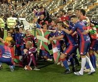 Gol y celebraciones de los jugadores del Amorebieta tras subir a Segunda