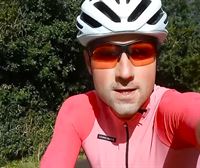 Después de ver la etapa, Kerman Santiago sale a dar una vuelta con el maillot rosa
