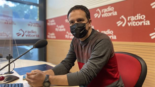 Mitxel Lakuntza en los estudios de Radio Vitoria