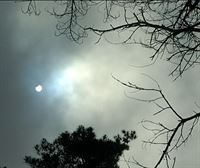 Desde Euskal Herria se ha podido ver cómo la luna ha tapado el 7% del sol