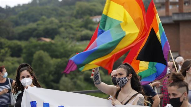 Ekain Perrino gazteak pairatutako eraso homofoboaren kontrako manifestazioa, Basaurin. 