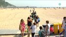 La costa vasca, repleta de gente dispuesta a inaugurar el verano