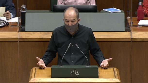 Josu Estarrona interviene en el Parlamento