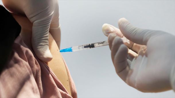 Una sanitaria dispensando una vacuna. Foto: EFE