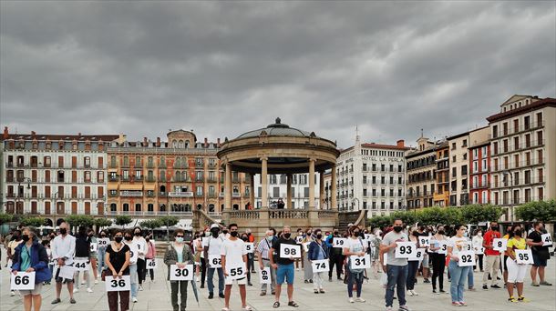 Más de un centenar de personas ha participado en una performance en Pamplona/Iruñea. Foto: EFE
