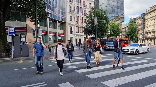 Varias personas cruzan un céntrico paso de cebra en Bilbao