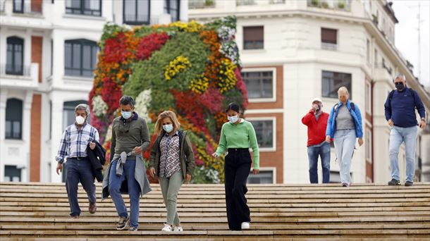Varios turistas, con mascarilla, en Bilbao. 