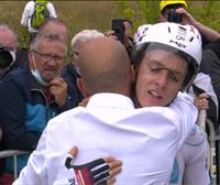 Pogacar eta Matxinen arteko besarkada Tourreko 5. etapako erlojupekoaren ostean 