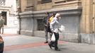 Un hombre lleva sacos llenos de pesetas para cambiar a euros en Bilbao