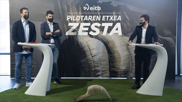 Gaizka Muniategik, Mikel Egigurenek y Joseba Urkiola han firmado el acuerdo. Foto: EITB Media