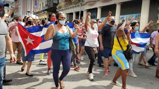 Hamarnaka pertsona kalera irten dira Kuban blokeoaren aurkako protestetan. Argazkia: Euskadi-Cuba.