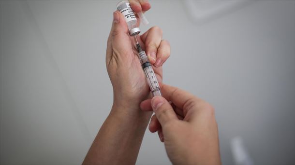 Personal sanitario prepara una dosis de la vacuna contra la covid-19.