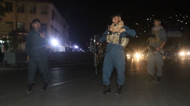 Kabuleko poliziak hiria zaintzen. 