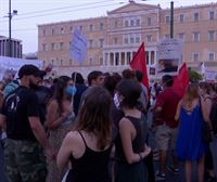 Greziako biztanleek protesta egin dute Gobernuak suteekin egin duen kudeaketaren aurka