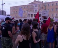 La población griega protesta contra la gestión del Gobierno con los incendios