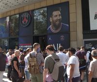 Largas colas en París para comprar la camiseta de Messi